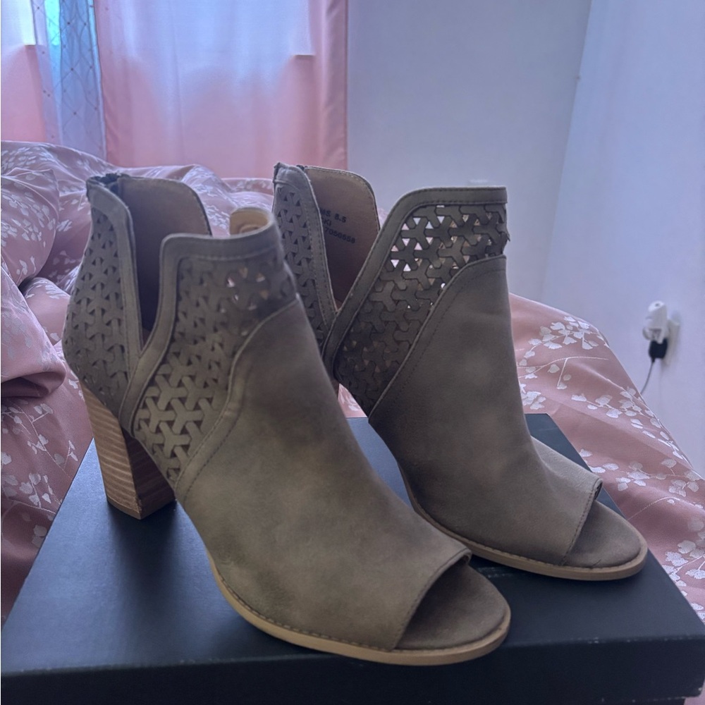 Tan Heeled Boots with Chunky Heel and Cut-Out Design
